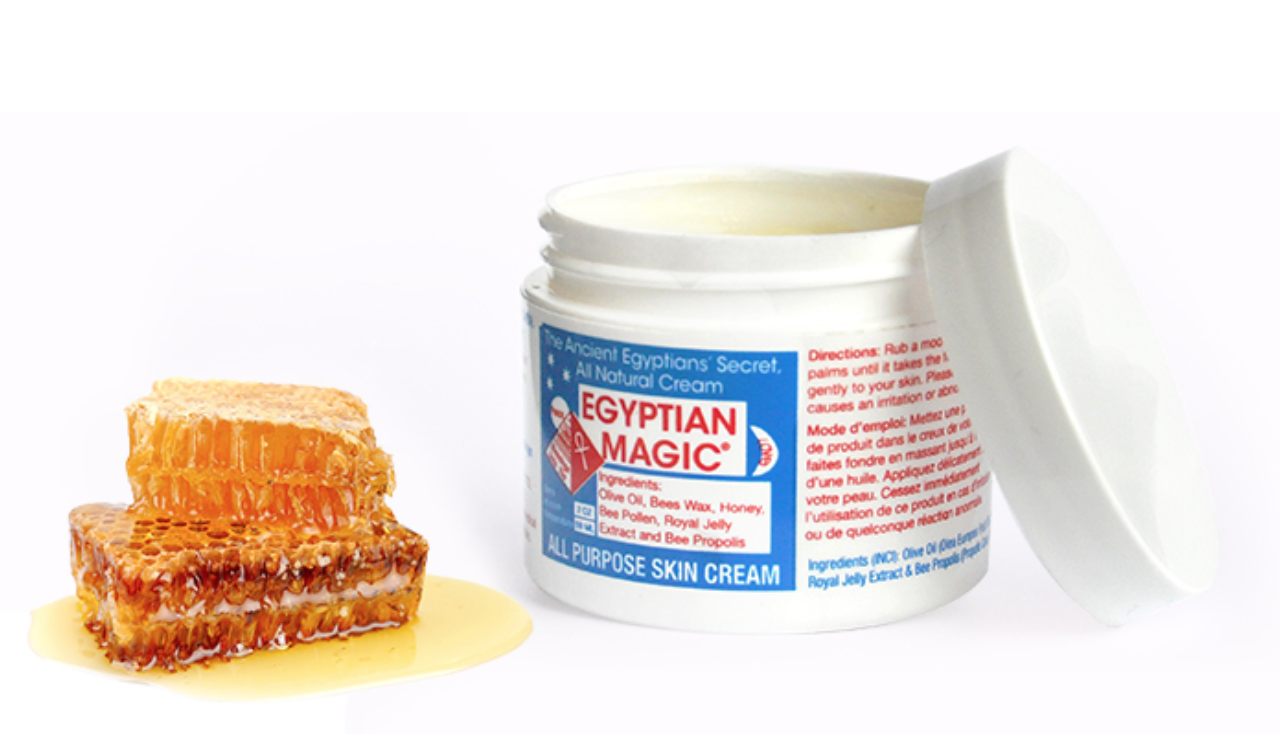 Geöffneter Tiegel Egyptian Magic neben Honigwaben